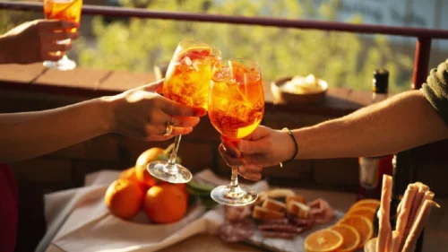 5 drinks que combinam com sanduíches frios gourmet