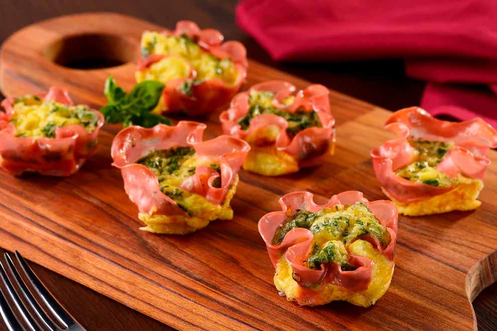 Mini tortinhas de presunto com brócolis servidas em tábua