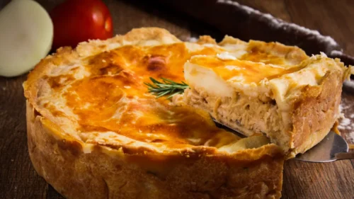 Empadão com massa de 2 ingredientes: receita leve e saboroso para o lanche 