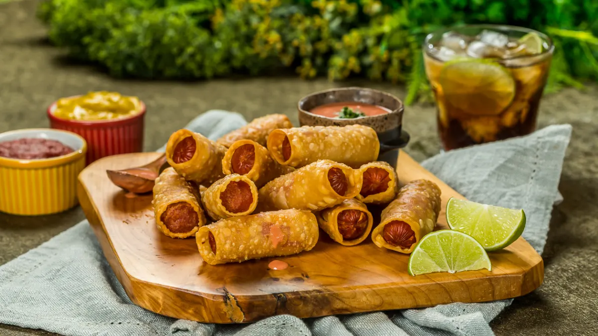 Enroladinho de Salsicha com Massa de Pastel Pronta