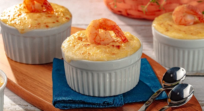 escondidinho de camarão servido em um pote redondo branco com um camarão em cima