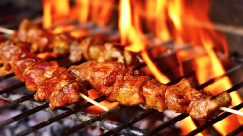 Descobrimos o segredo do cheiro do espetinho de churrasco de rua!