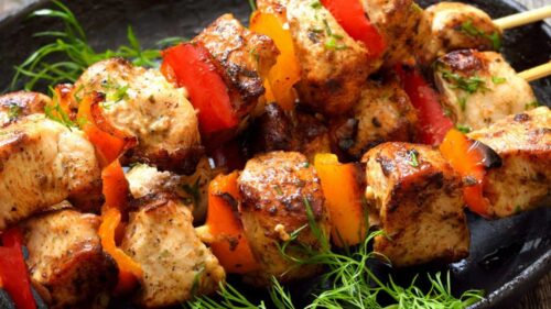 Espetinho de frango: como fazer e combinar com outros ingredientes