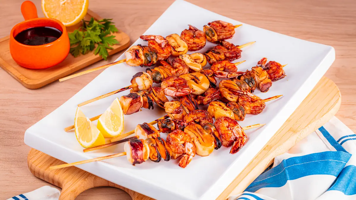 Churrasco na Páscoa? Conheça a receita de espetinho de frutos do mar