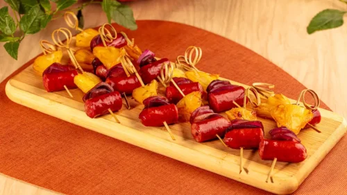 Espetinho de Linguiça com Cebola Roxa Caramelizada e Abacaxi Grelhado