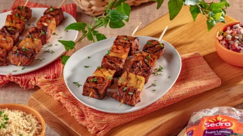 Espetinho de lombo com abacaxi