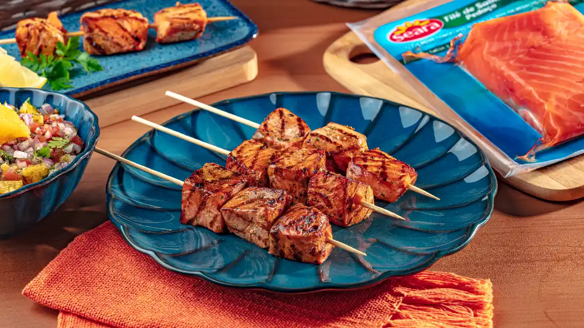 Espetinho de salmão cítrico