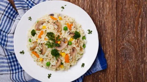 Essa dica simples muda tudo no seu risoto de legumes