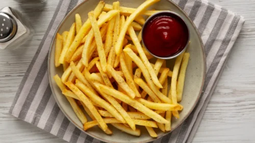 Esse é o segredo dos chefs para uma batata frita sequinha e crocante (seja no óleo, no forno ou na airfryer)