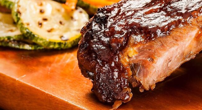 Prato de carne assada com legumes grelhados.