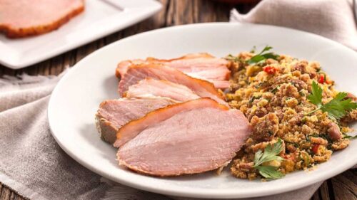 O que combina com feijão tropeiro? 12 ideias para servir como acompanhamento