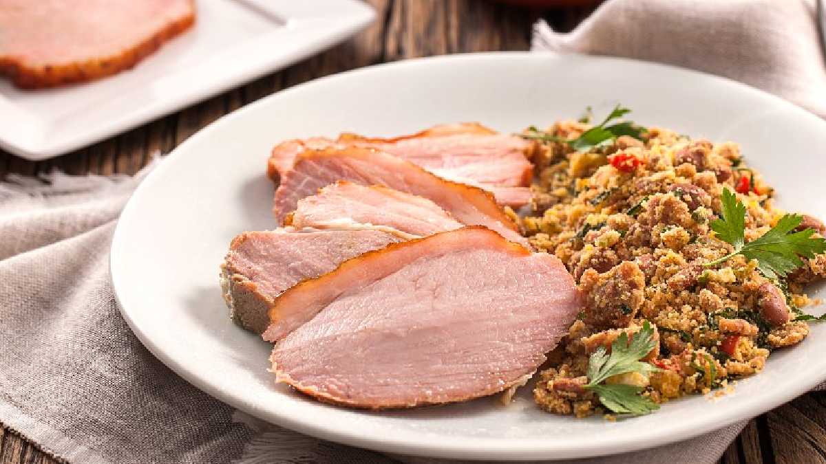 O que combina com feijão tropeiro? 12 ideias para servir como acompanhamento