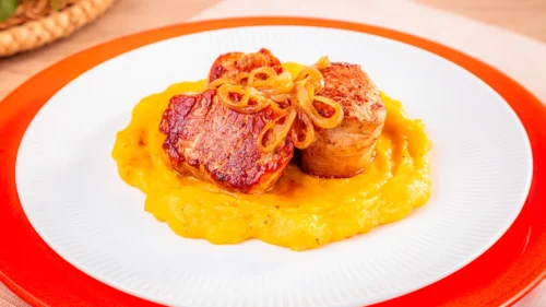 Filé Mignon Suíno com Purê de Banana da Terra
