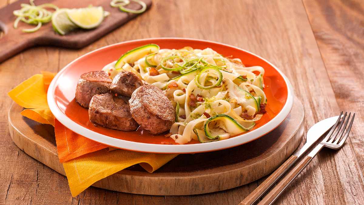 Medalhão de filé mignon suíno com talharim e abobrinha