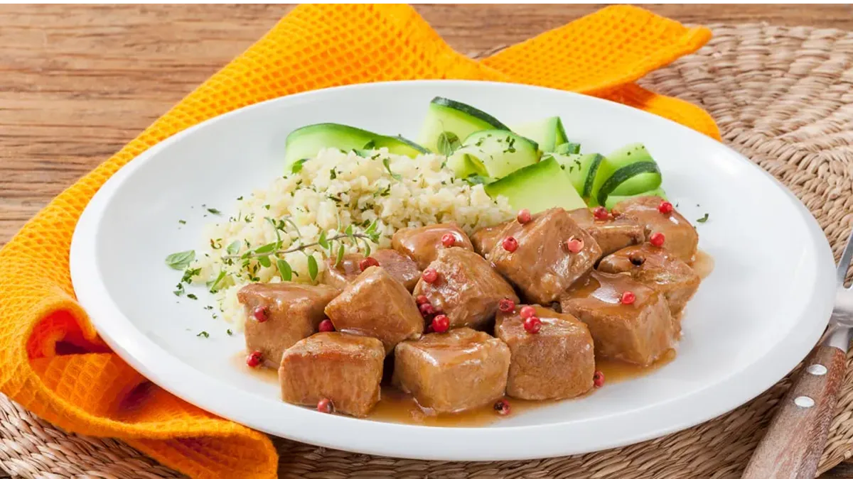 Filé Mignon Suíno ao Molho Madeira, Arroz de Couve-Flor e Abobrinha