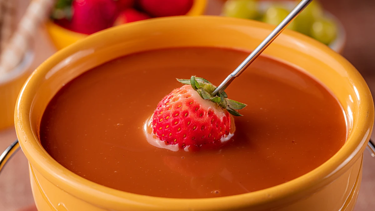 Receita de fondue de chocolate e doce de leite para saborear nos dias frios