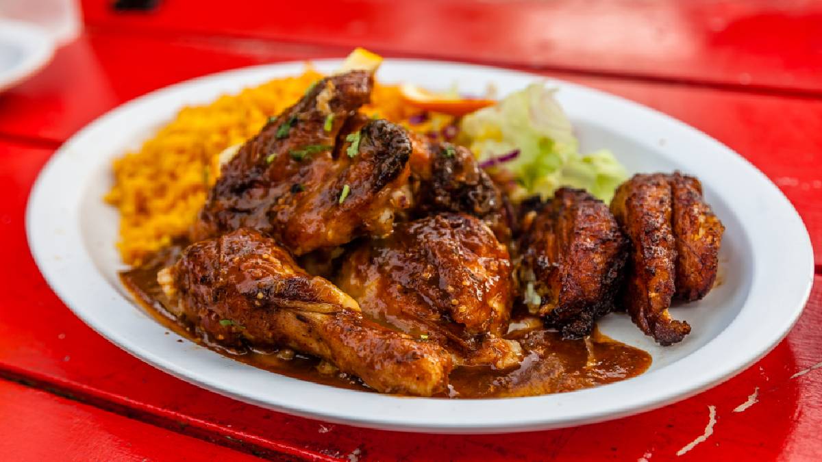 Frango Assado à Moda Jamaicana com Farofa e Arroz