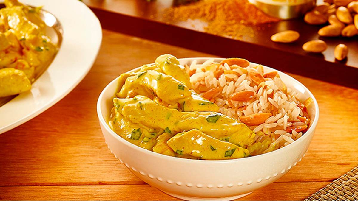 Frango ao Curry com Arroz de Amêndoas e Cebolas Caramelizadas