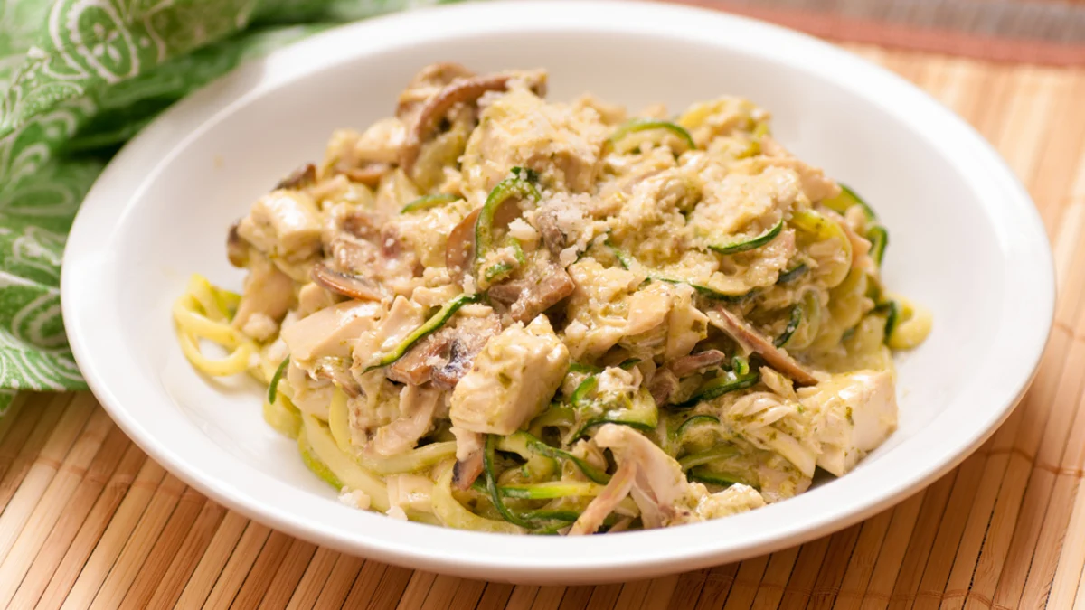 Frango com Brócolis com Macarrão Integral ao Molho Alfredo