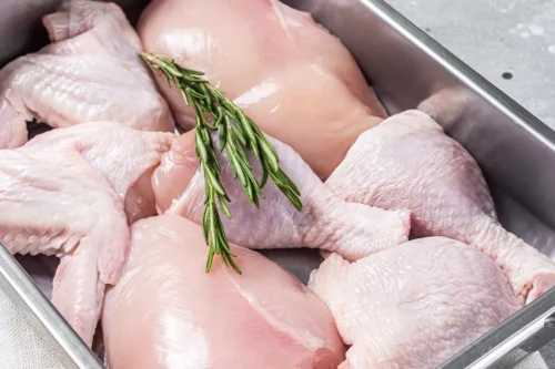 Como descongelar frango rápido? Dicas passo a passo!