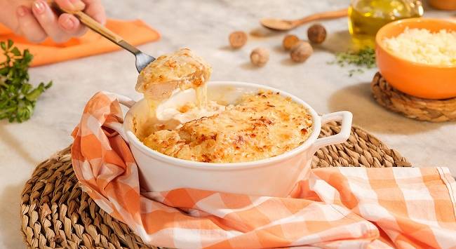 Fricassê de frango cremoso servido em panela de vidro branca