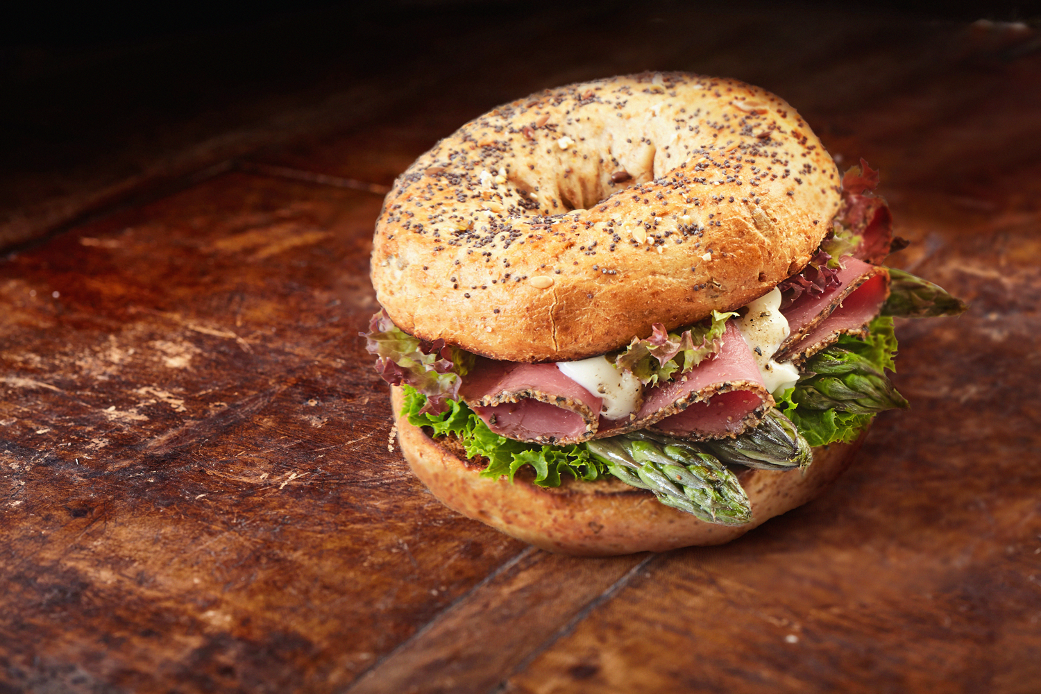 Sanduíche de Mortadela Defumada com Berinjela e Aspargos Assados