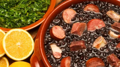 Quais são os ingredientes da feijoada? Delicie 5 variações do prato