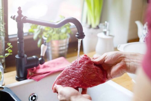 Devo lavar a carne antes de cozinhar? Entenda o correto