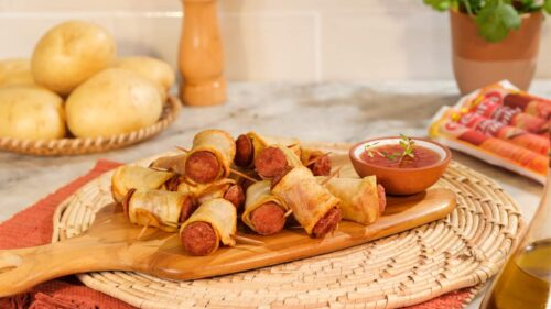 Aperitivo simples e delicioso feito com batata e linguiça no palito. Veja como fazer!