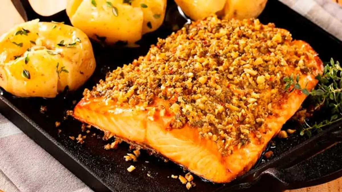 Lombo de Salmão Assado com Tapenade de Alcaparras, Castanha e Azeitonas