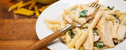 Macarrão com frango: 7 ideias para incrementar essa receita prática
