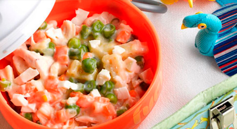 Macarrão com frango e legumes ao molho branco