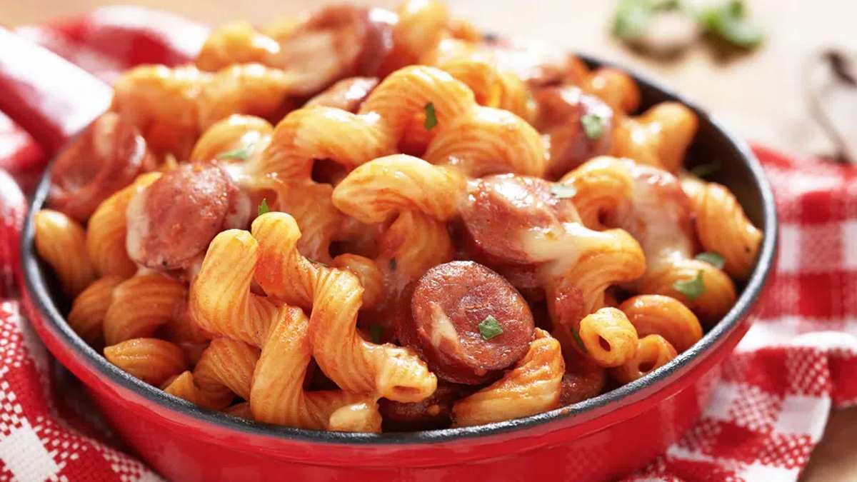 Macarrão com linguiça de churrasco: 5 dicas para preparar um prato suculento