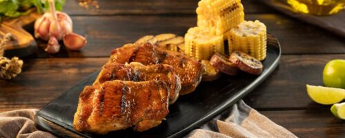 Sobrecoxa ao chimichurri com batata doce e milho na manteiga