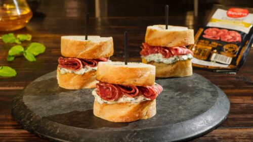 Mini sanduíche de salame com pasta de pepino para inovar no sanduíche natural no verão!