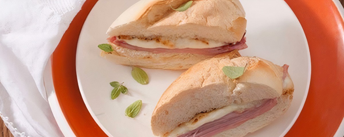 Misto Quente de Presunto Cozido com Mussarela de Búfalo no Pão Francês