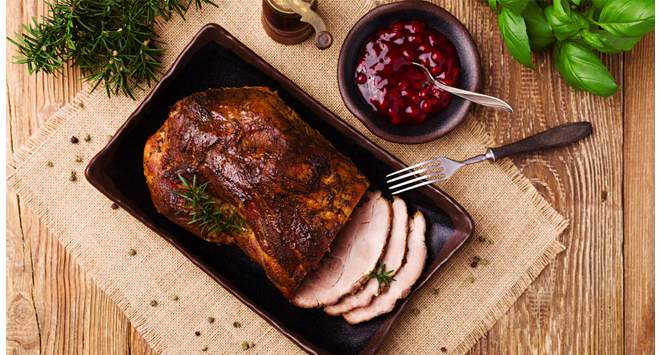 Lombo assado e servido com geleia de pimenta.