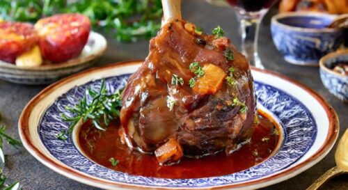 Cordeiro assado no vinho tinto