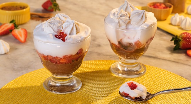 Taças com merengue de morango com chocolate.