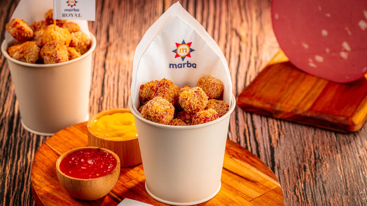 Petisco crocante de mortadela empanada, perfeito para compartilhar, com textura dourada e servido com molhos especiais para realçar o sabor!