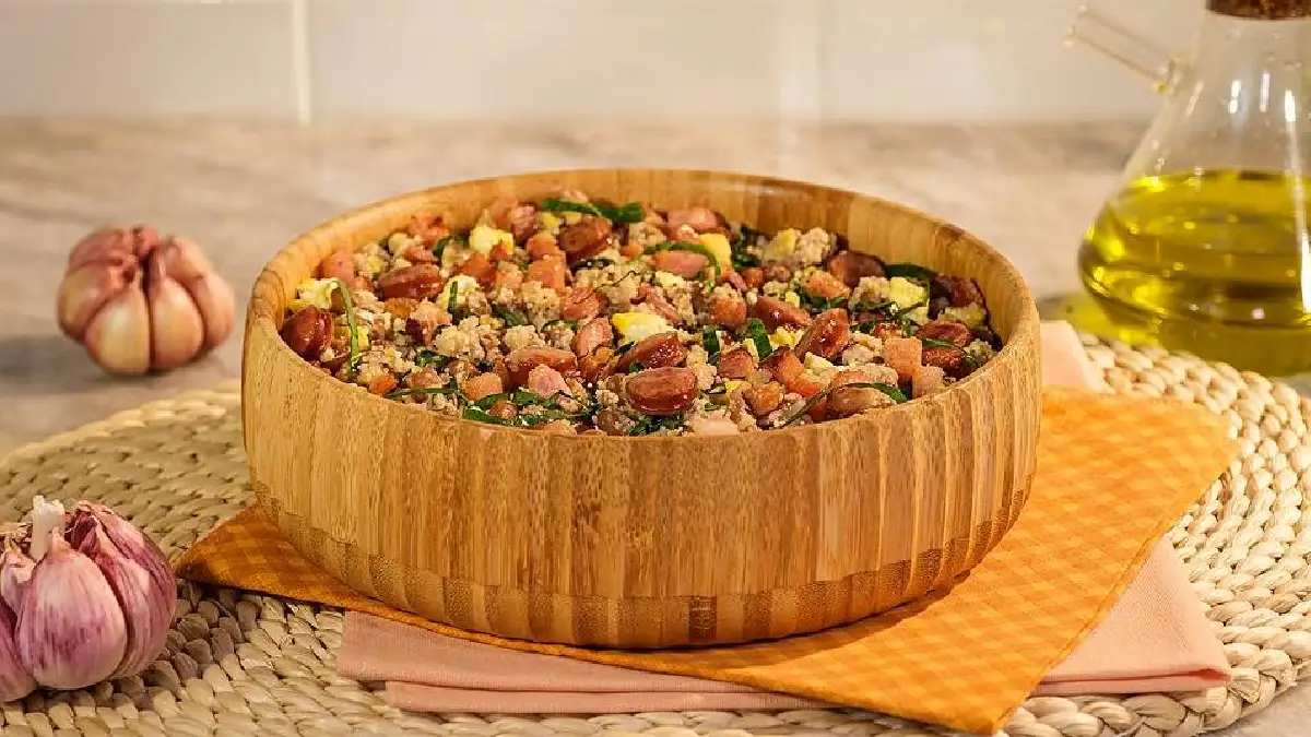 O que acompanha o feijão tropeiro mineiro?