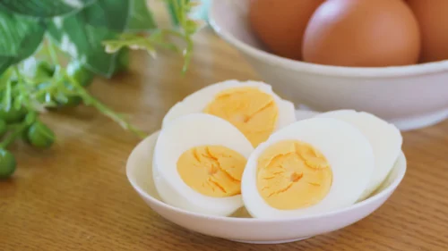 Como deixar o ovo cozido no ponto certo — com casca que solta fácil e gema perfeita