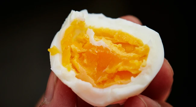 Ovo cozido perfeito mordido pela metade.