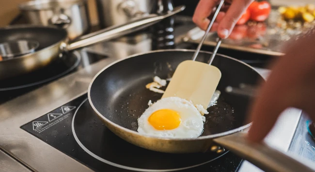 Ovo sendo frito em um frigideira.