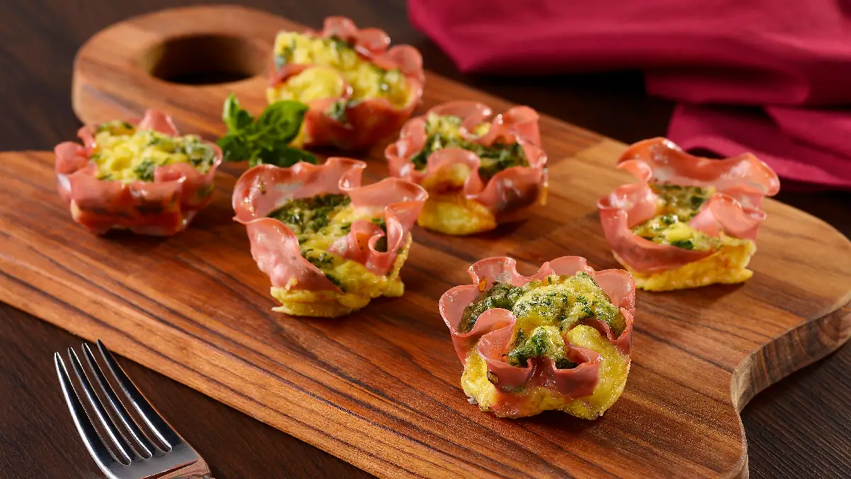 Ovos Assados com Mortadela e Manjericão