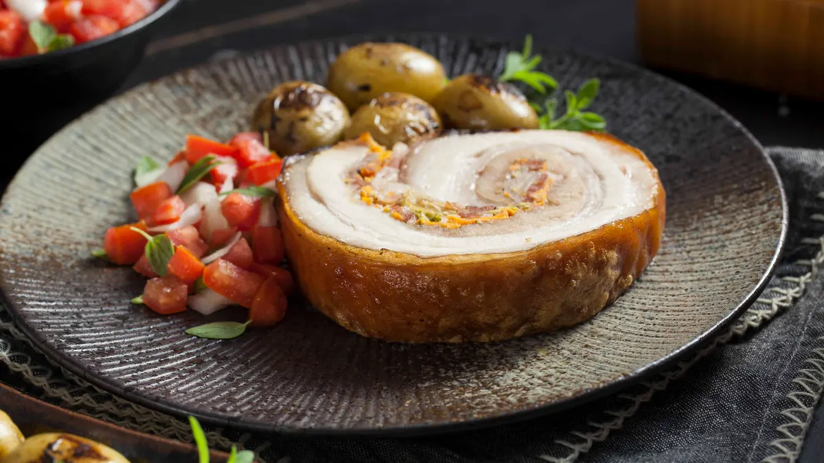 Panceta Recheada com Linguiça, Cenoura e Abobrinha Servida com Vinagrete