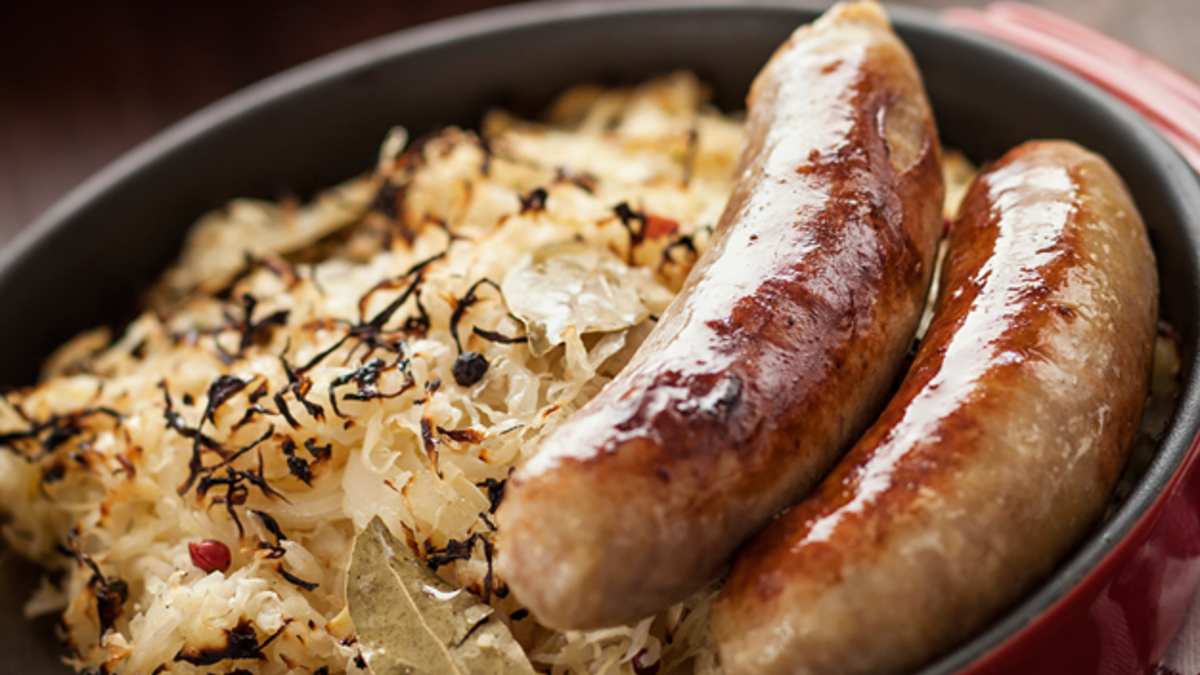 Panceta de Porco e Salsicha ao Molho de Bacon, Salada de Repolho com Mostarda Dijon