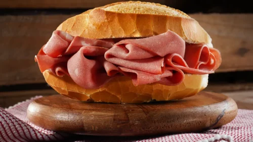 Do que é feito a mortadela?