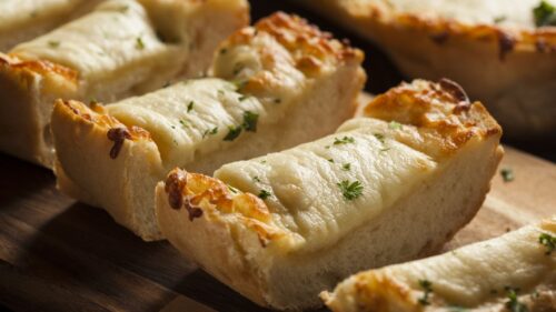 Pão de alho caseiro para churrasco: 5 receitas diferentes para investir!