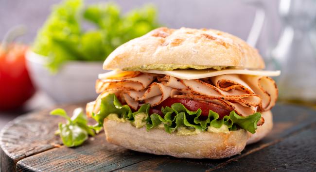 pão de batata doce com peito de peru defumado e ricota